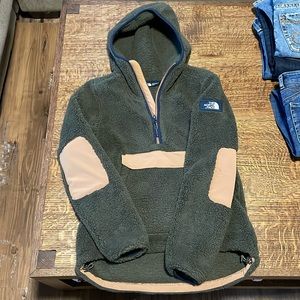 NWOT North Face pull over fleece